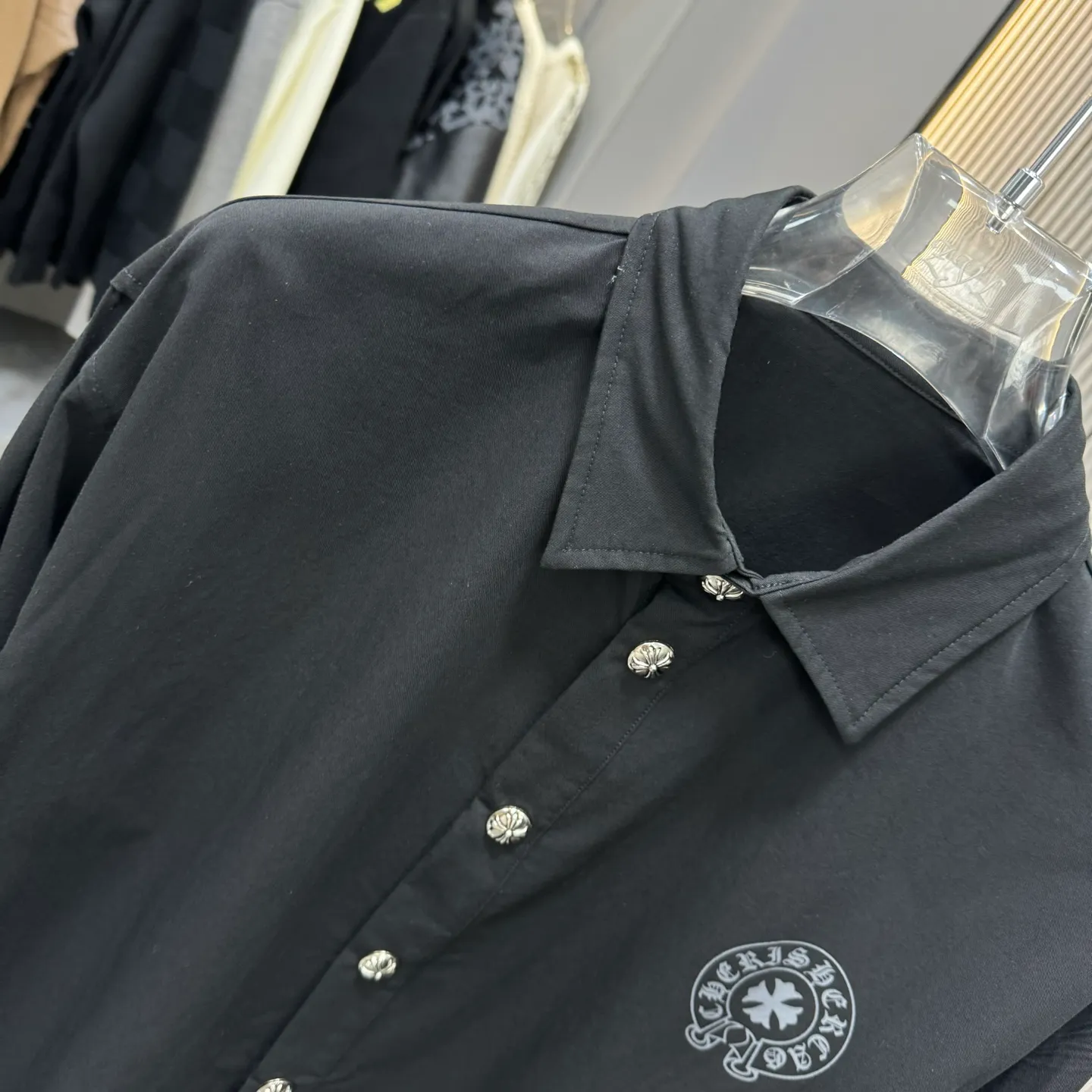 🅿️310 new arrival🆕 CH Croix heart horseshoe printing technology with hardware fasteners｜Lapel mid-length shirt jacket with horseshoe logo; letter logo buttons on the upper body, the effect is straight and stylish; cufflinks are all cross buttons, with hemming treatment on the inside; noteworthy details are included, the square mark on the hem must be a three-line motorcycle, not sewn by a flat machine. One piece is overweight, this quality is only available in red Color: Black White Size: S-xxl